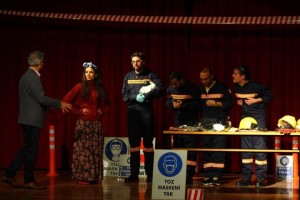 "BİZE BİŞEY OLMAZ ABİ" SAHNELENDİ