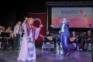 AKARTÜRK HEM DUYGULANDIRDI HEM OYNATTI