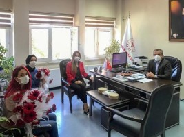 AK KADINLARDAN SAĞLIK ÇALIŞANLARINA KARANFİL