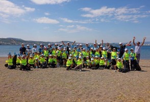 Öğrenciler kıyı temizliği yaptı