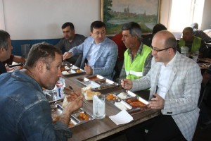 HAMZA DAĞ 1 MAYISTA İŞÇİLERLE YEMEKTE BULUŞTU