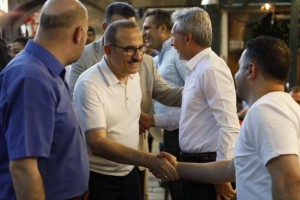 Sürekli, esnafla bir araya geldi