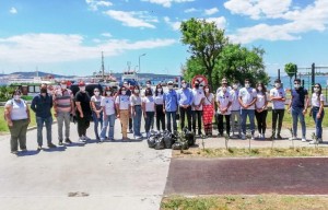 İYİ PARTİ SAHİLDE TEMİZLİK YAPTI