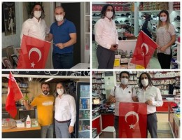 ADAR ESNAFA TÜRK BAYRAĞI DAĞITTI