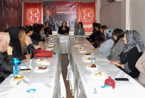 MHP’Lİ KADINLARDAN KADIN HAKLARI SUNUMU