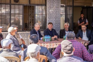 İlçelerde sorunları dinliyor