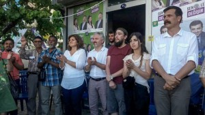 HDP’NİN ADAYLARI ALİAĞA’DA SEÇMENLE BULUŞTU