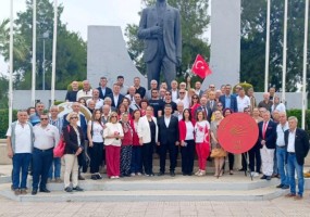 CHP, Atatürk Anıtı’na çelenk bıraktı