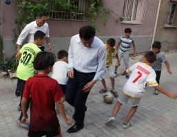 DAĞ VE ÖZALAN SOKAKTA MAÇ YAPTI