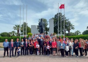 CHP, Atatürk Anıtı’na çelenk bıraktı