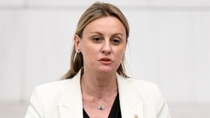 Partisinden istifa etti