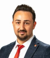 Partisinden istifa etti