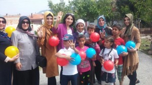 AK KADINLAR ÇOCUKLARI SEVİNDİRDİ