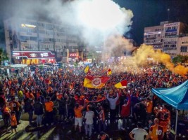 Galatasaray taraftarları şampiyonluğu kutladı