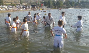 DENİZDE KARATE ANTRENMANI