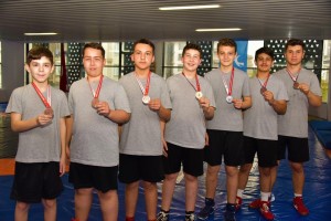 GENÇ GÜREŞÇİLERDEN 7 MADALYA