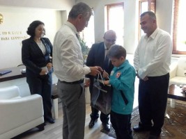 MADALYASINI KAYMAKAMA TAKDİM ETTİ