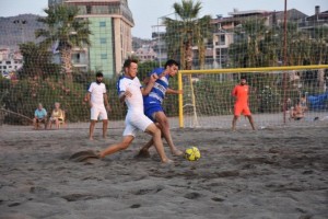 DİKİLİ PLAJLARI FUTBOLLA ŞENLENDİ