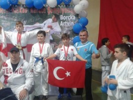 FOÇALI MİNİK KARATECİDEN ÇİFTE MADALYA