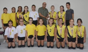 MİNİ KIZLAR VOLEYBOL TAKIMI’NDAN BİR KUPA DAHA