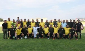 ALİAĞA’NIN ESKİ FUTBOLCULARI SAHAYA İNDİ