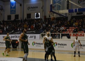 LİGİN LİDERİNİ DEVİRDİ