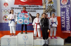 GENÇ KARATECİLERDEN 12 MADALYA