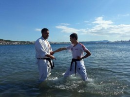 DENİZDE KARATE ANTRENMANI