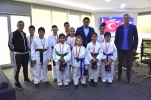 GENÇ KARATECİLERDEN BAŞKAN ACAR’A ZİYARET