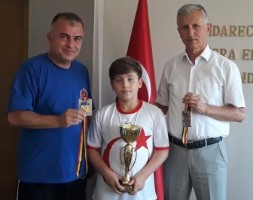 KAYMAKAM ÇETİN’DEN ŞAMPİYONA ÖDÜL