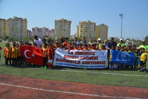 MİNİKLER DEMOKRASİ ŞEHİTLERİ İÇİN SAHADA