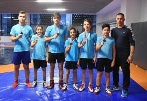 GENÇ GÜREŞÇİLER BAŞARIYA DOYMUYOR