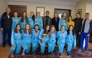 ŞAMPİYON KIZLARDAN BAŞKAN GÖNENÇ’E TEŞEKKÜR ZİYARETİ