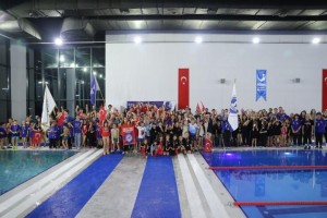 Yüzücüler Atatürk için kulaç attı