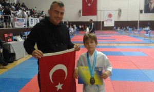 MİNİK KAAN BAŞARIYA DOYMUYOR