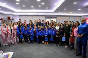 Minik yüzücülerden dikkat çeken performans