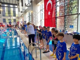 Minik yüzücüler kıyasıya yarıştı