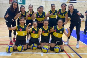 Minikler gözünü kupaya dikti