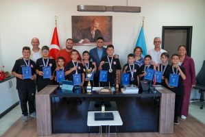 Başarılarını Başkan Acar’la kutladılar