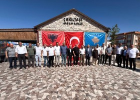 Arnavutlardan birlik kahvaltısı