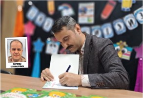 Masal masasında bir akademisyen 