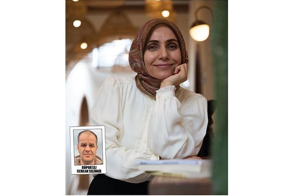 Toplumun sessiz duvarlarına karşı yazıyor