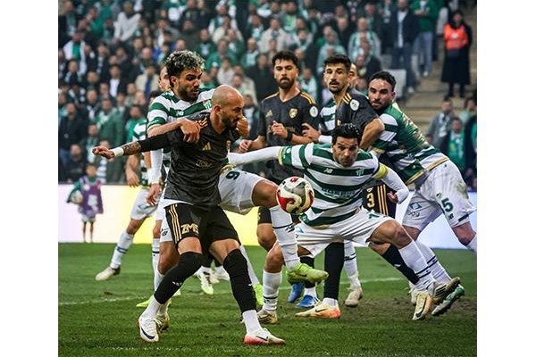 Sahasında kaybetmiyor