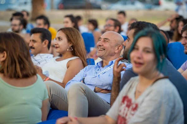 Çandarlı’daki Gençlik Kampı’nı ziyaret etti