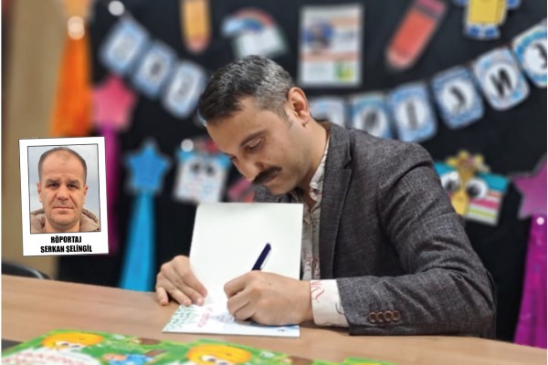 Masal masasında bir akademisyen 