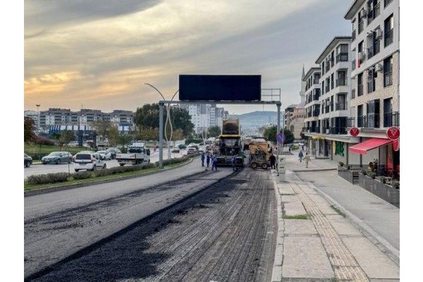 Yol yenileme çalışmaları sürüyor