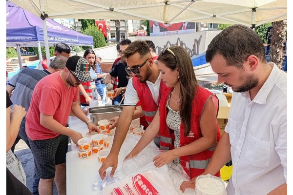 CHP’li gençlerden aşure ikramı