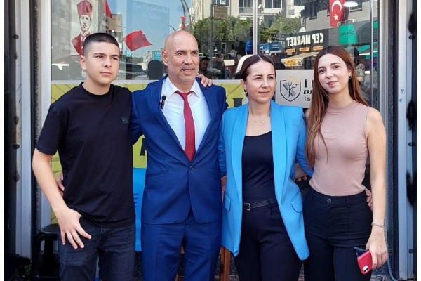 Özbek de adaylığını açıkladı