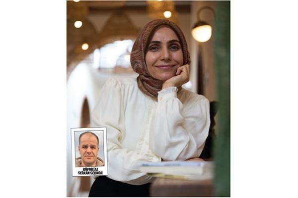 Toplumun sessiz duvarlarına karşı yazıyor