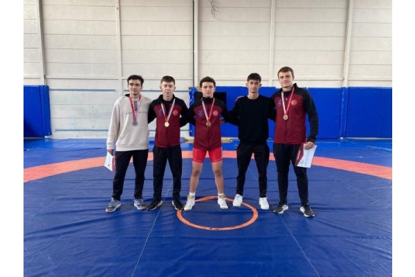 Genç güreşçiler İzmir üçüncüsü